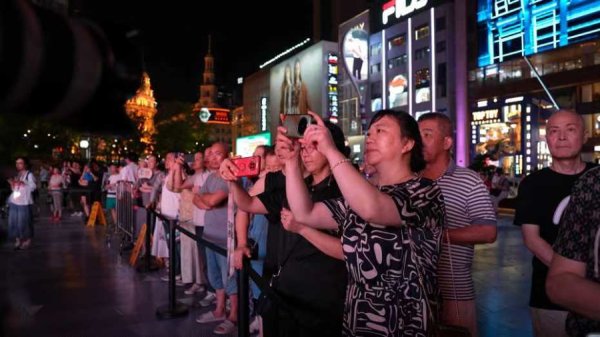 亿融配资 纪念抗战胜利 80 周年主题演出燃爆南京路！全民共忆红色岁月